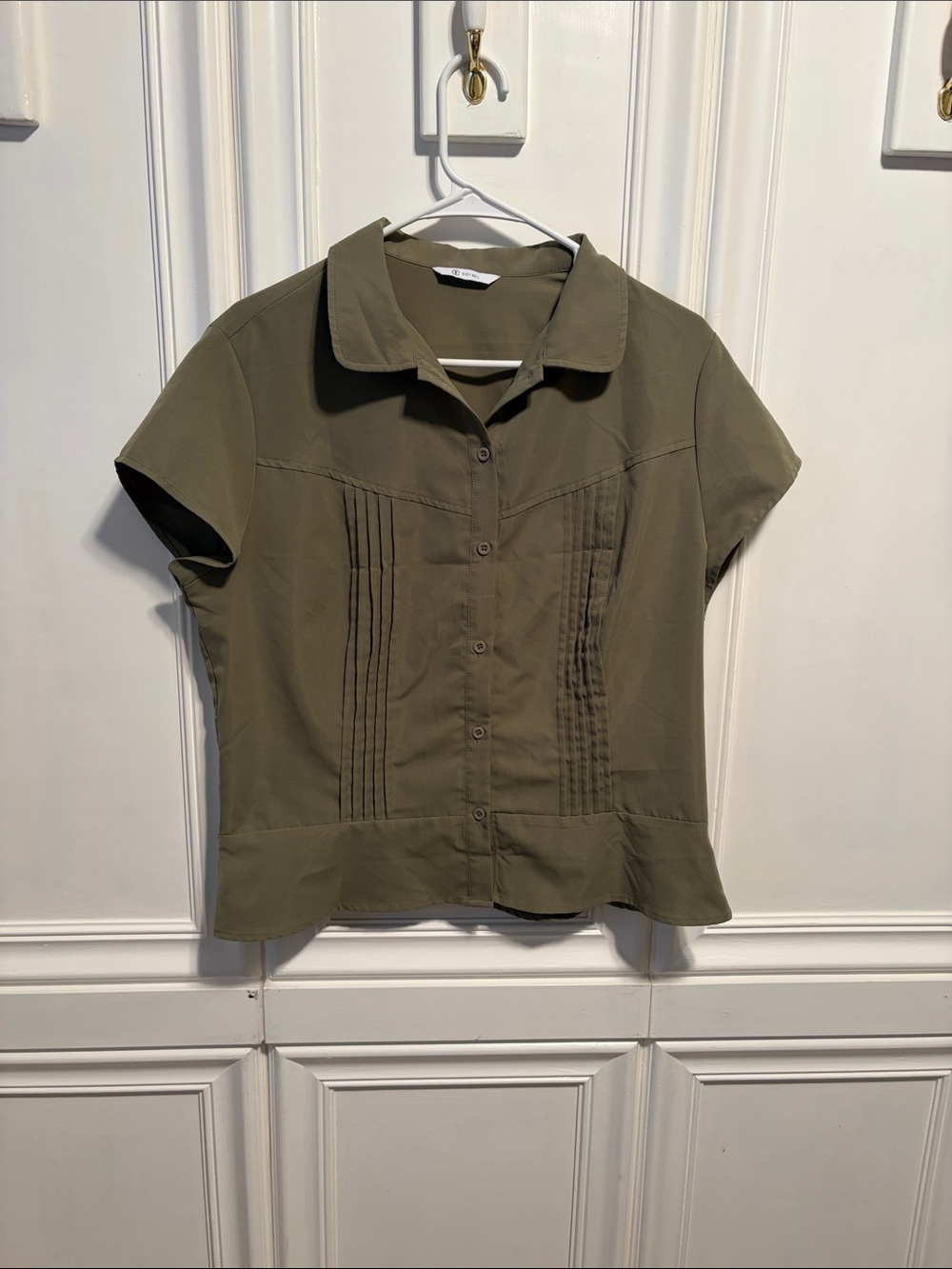 Classic Olive Green Short Sleeve Button-Down Shirt with Pintuck Detail